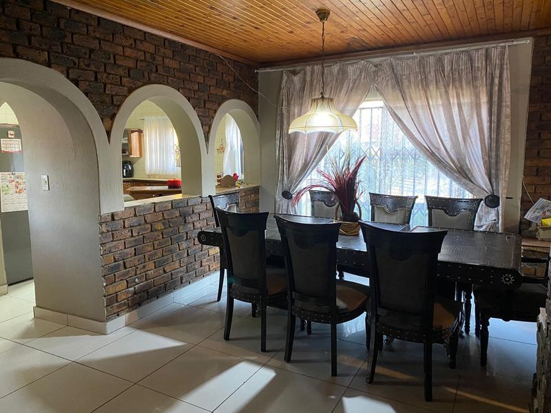 5 Bedroom house for sale - Photo 8