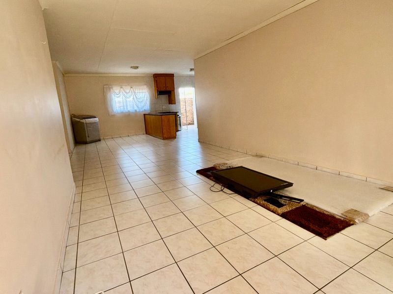 Charming Family Home in Doringkruin with Secure Living - Photo 2