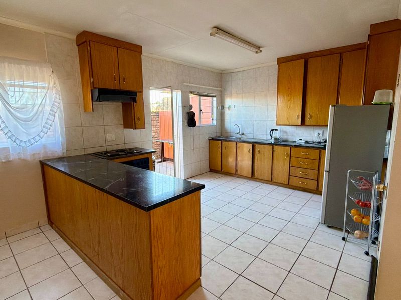 Charming Family Home in Doringkruin with Secure Living - Photo 4