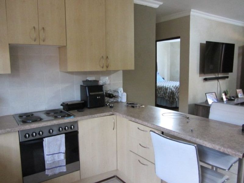 Popular move in ready ground floor unit - Photo 3