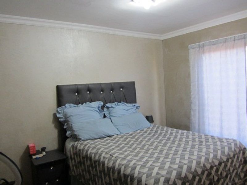 Popular move in ready ground floor unit - Photo 6