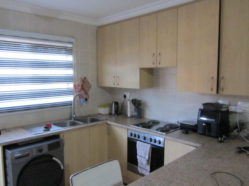 Popular move in ready ground floor unit - Photo 2