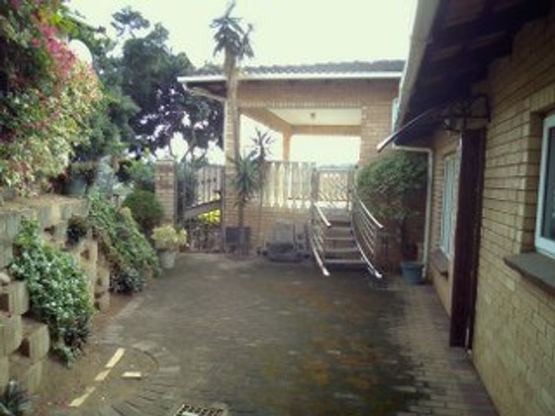 Townhouse on the ridge in Amanzimtoti - Photo 4