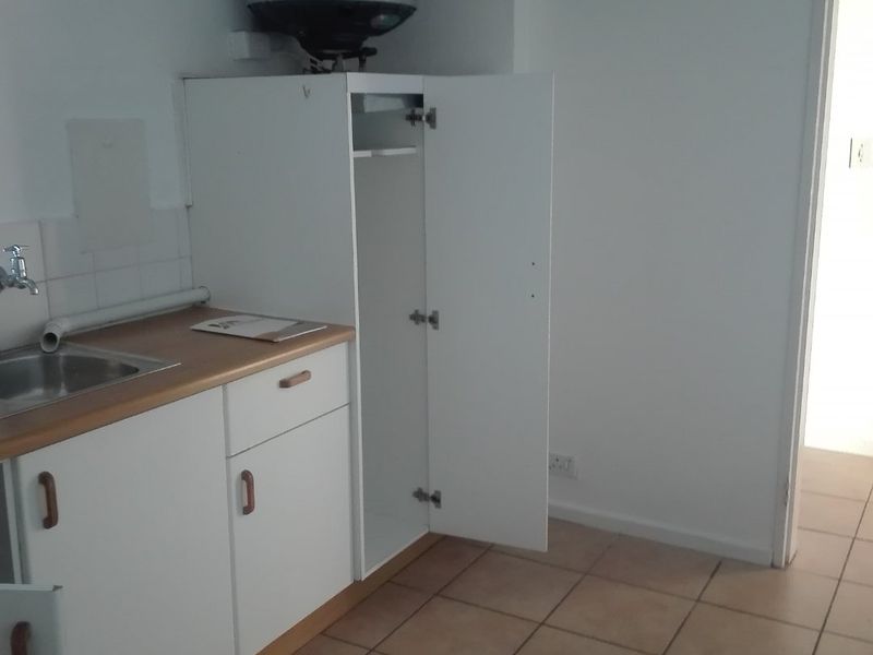 SPACIOUS APARTMENT WITH BALCONY, GARAGE AND RELIABLE LONG TERM TENANT - ANTON BENNING - Photo 4