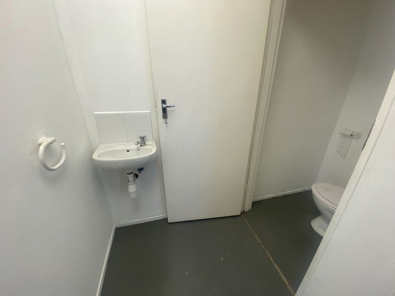 100m2 Industrial/ Retail to let  - Photo 2