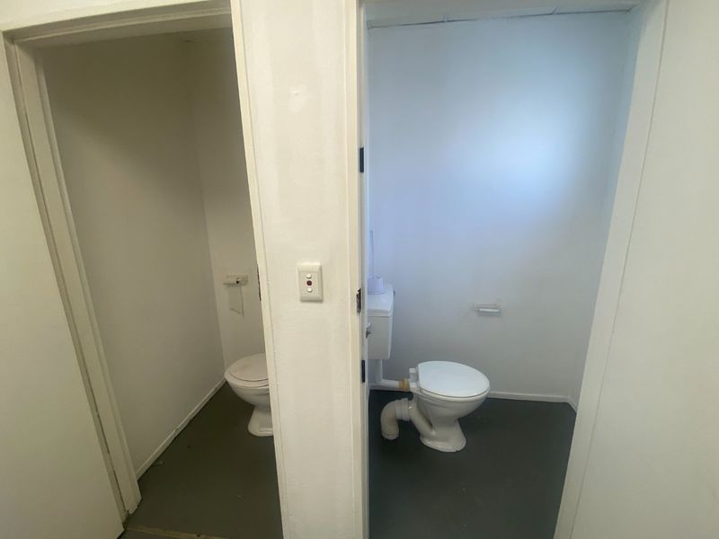 100m2 Industrial/ Retail to let  - Photo 10