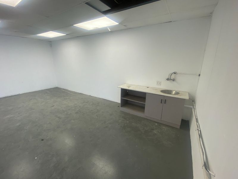 100m2 Industrial/ Retail to let  - Photo 9