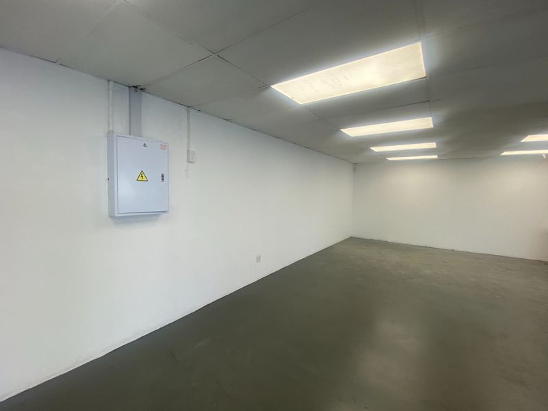 100m2 Industrial/ Retail to let  - Photo 8