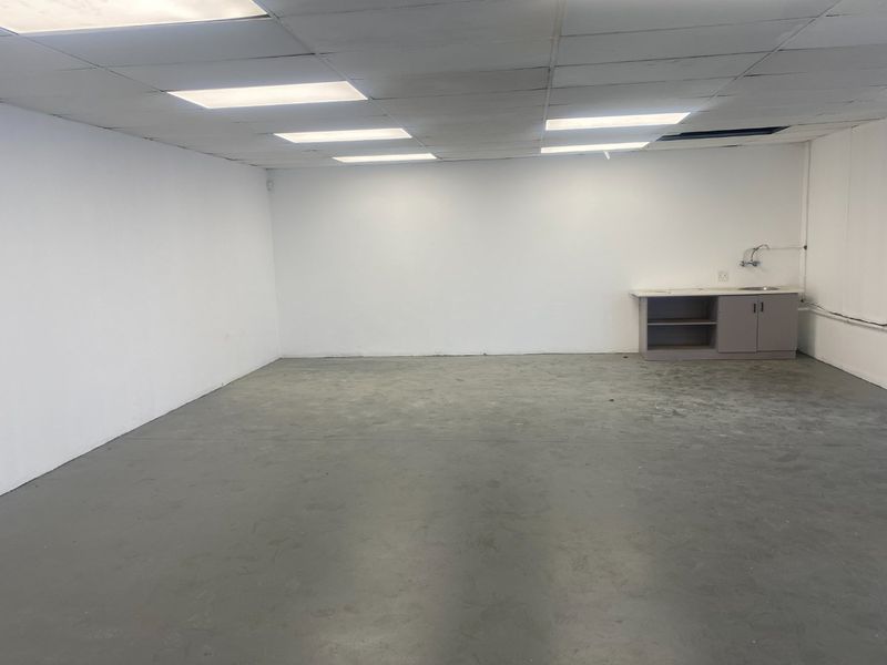 100m2 Industrial/ Retail to let  - Photo 7