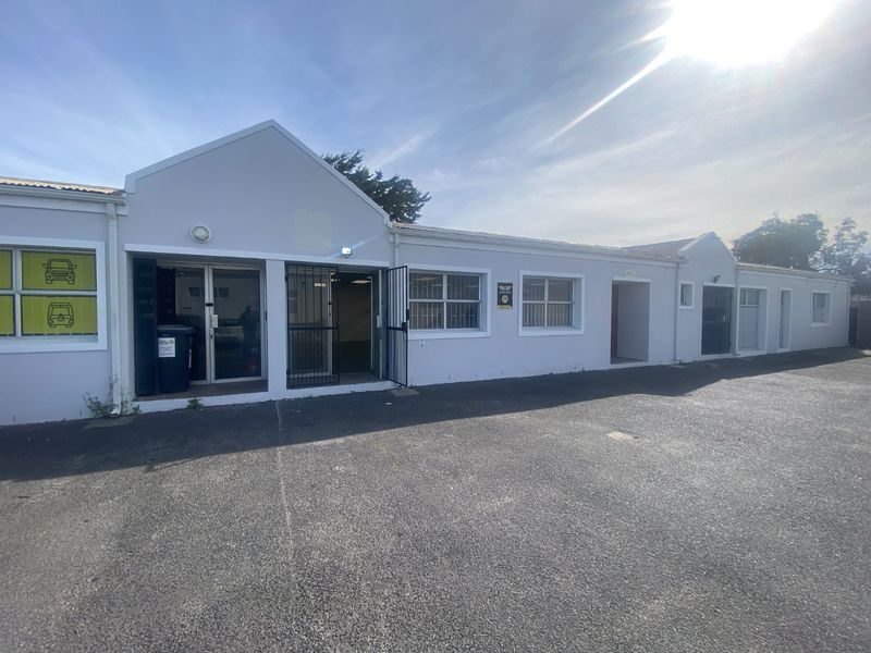 100m2 Industrial/ Retail to let  - Photo 3