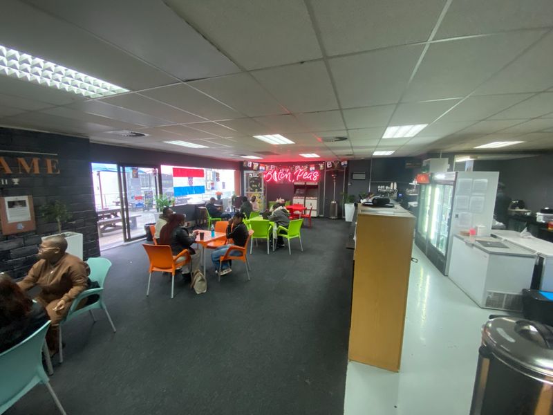 1468m2 Premium Commercial Space to Let  - Photo 1