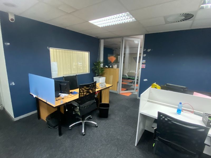 1468m2 Premium Commercial Space to Let  - Photo 9