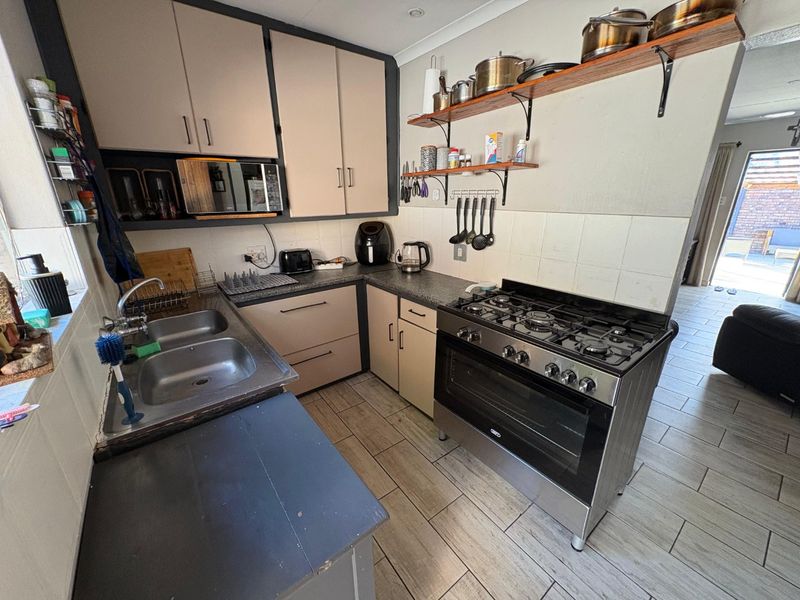 To Let – Spacious 3 Bedroom Townhouse in Rooihuiskraal, Centurion - Photo 2