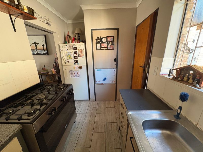 To Let – Spacious 3 Bedroom Townhouse in Rooihuiskraal, Centurion - Photo 3