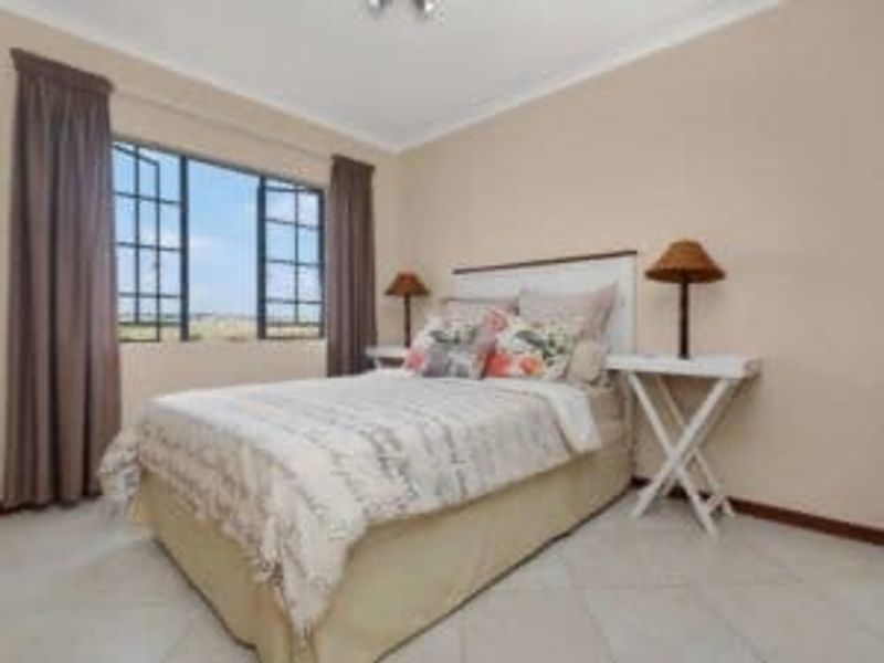 2 Bedroom 1 Bath Apartment in Midrand - Photo 4
