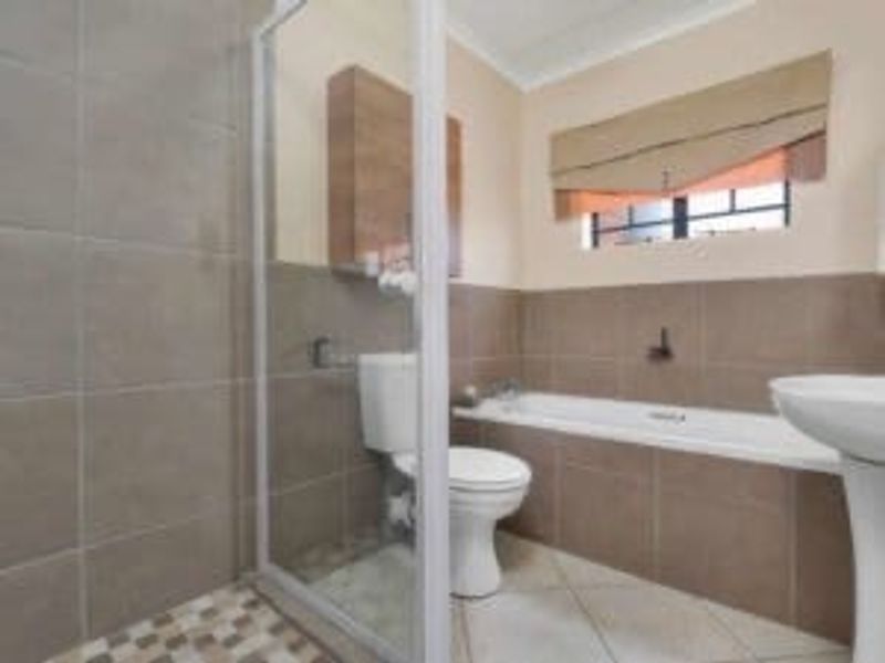 2 Bedroom 1 Bath Apartment in Midrand - Photo 9
