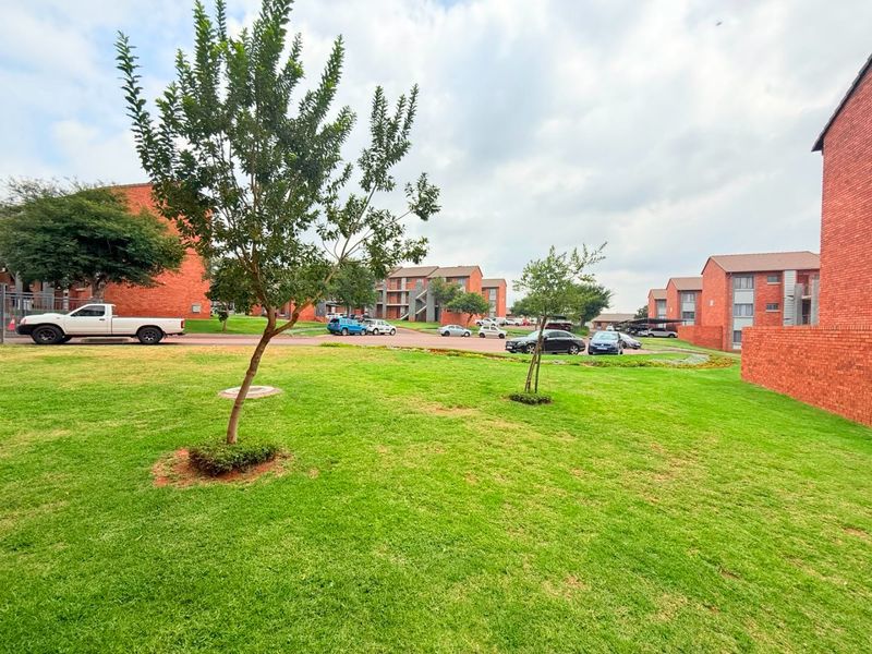 2 Bedroom 1 Bath Apartment in Midrand - Photo 1