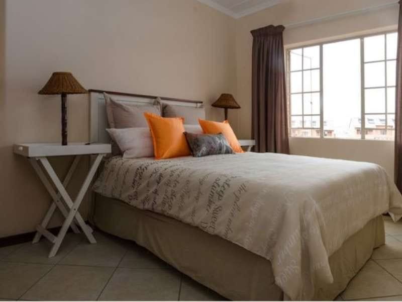 2 Bedroom 1 Bath Apartment in Midrand - Photo 6