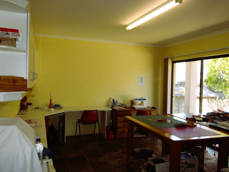 Spacious 5-Bedroom Family Home with Income Potential in Prime Cambridge Location - Photo 8