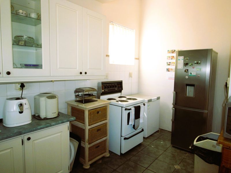 Spacious 5-Bedroom Family Home with Income Potential in Prime Cambridge Location - Photo 7