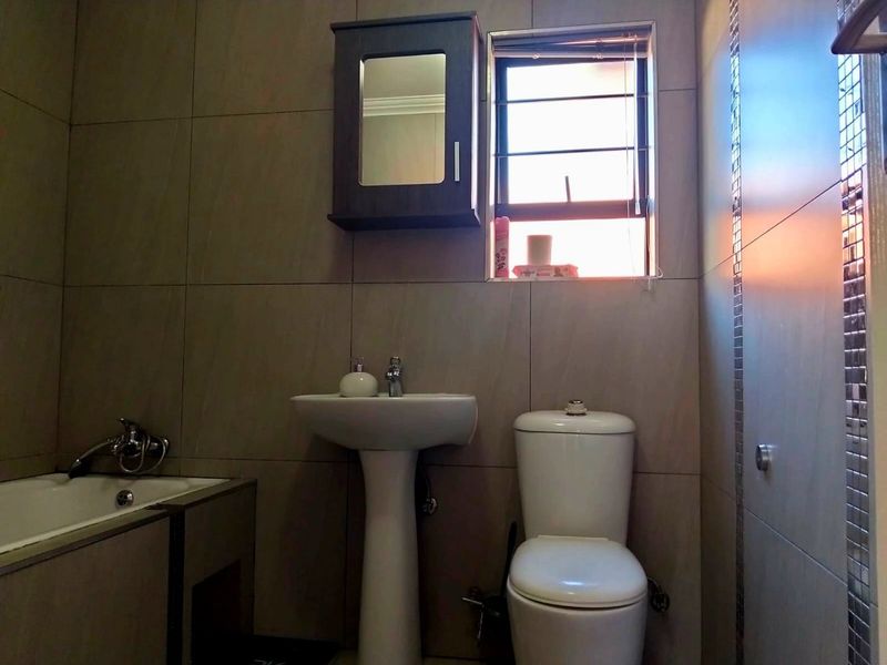 Lovely 3 bedroom 2 bathroom Home in Amberfield Valley - Photo 9