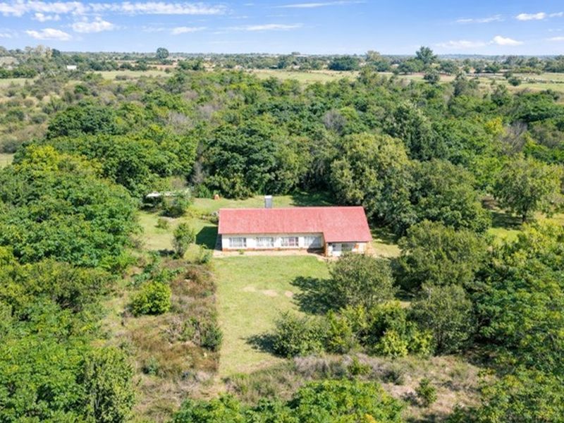 Charming farm living in Pretoria West with modern comforts - Photo 3