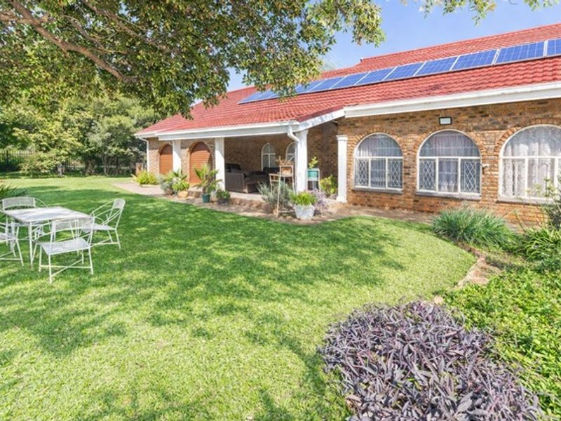 Charming farm living in Pretoria West with modern comforts - Photo 4
