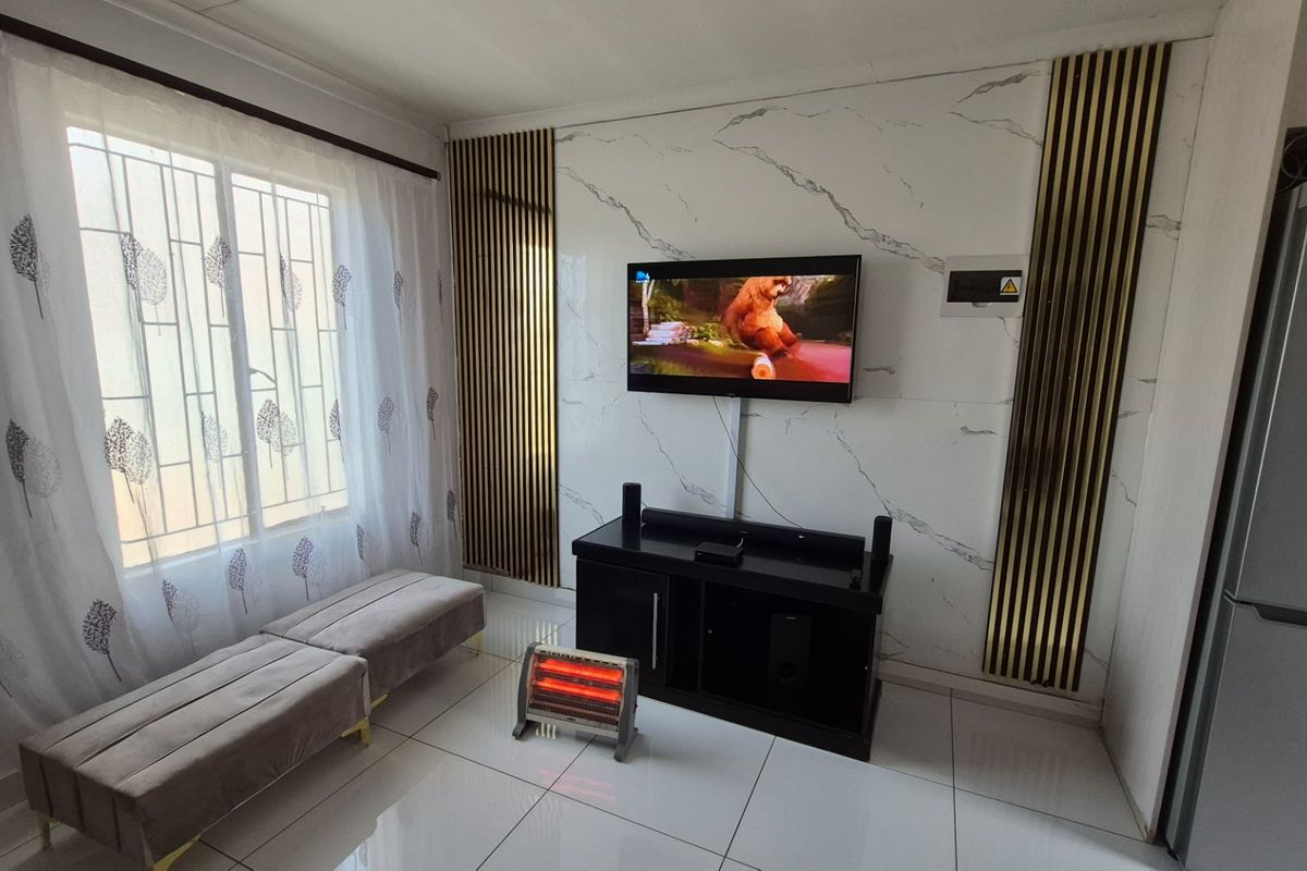 Living room featuring modern marble-effect wall cladding with vertical timber accents and tiled flooring.