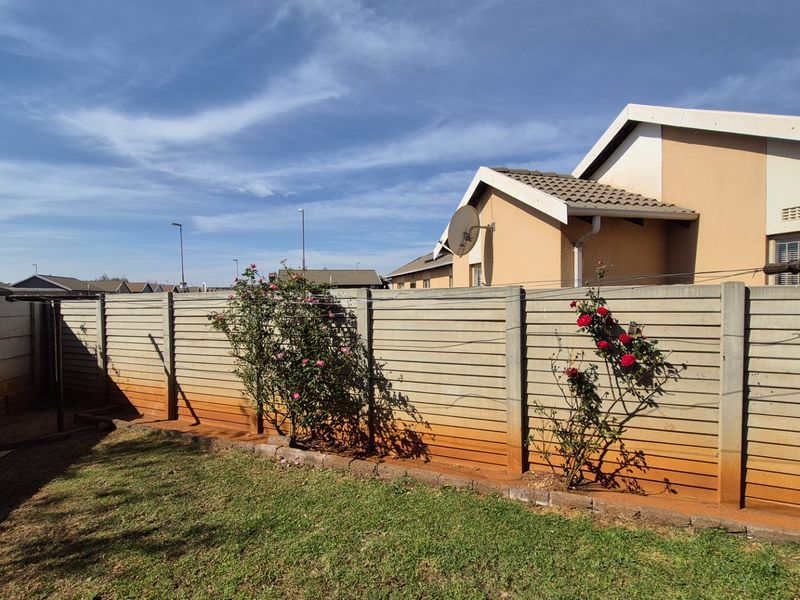 Charming family home in Sky City with privacy - Photo 9