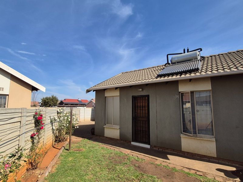 Charming family home in Sky City with privacy - Photo 8