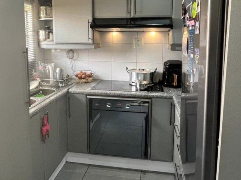 Beautiful 3-Bedroom Home with 3 Income-Generating Flats – Kinross - Photo 5