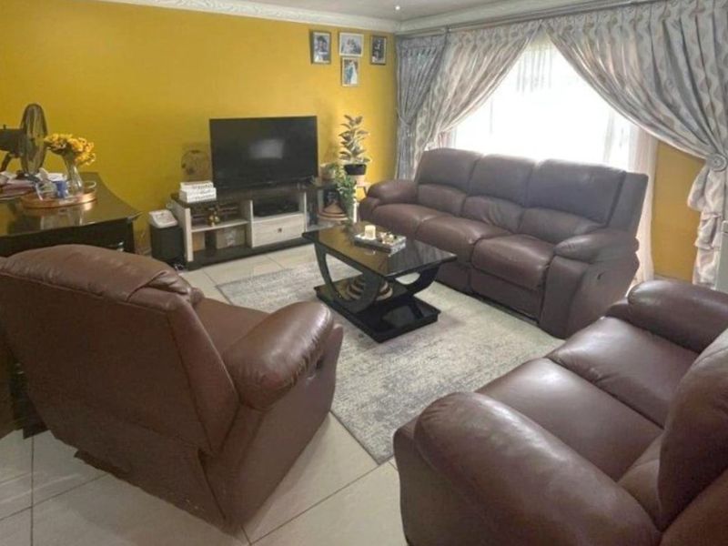 Beautiful 3-Bedroom Home with 3 Income-Generating Flats – Kinross - Photo 2