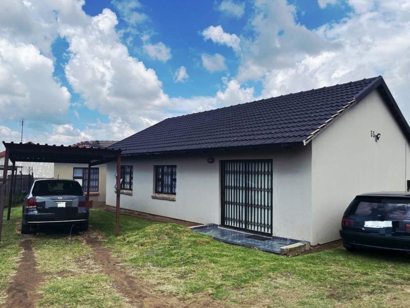 Beautiful 3-Bedroom Home with 3 Income-Generating Flats – Kinross - Photo 1