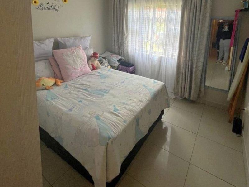 Beautiful 3-Bedroom Home with 3 Income-Generating Flats – Kinross - Photo 10