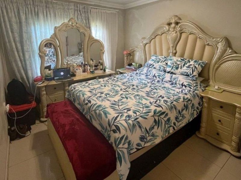 Beautiful 3-Bedroom Home with 3 Income-Generating Flats – Kinross - Photo 9