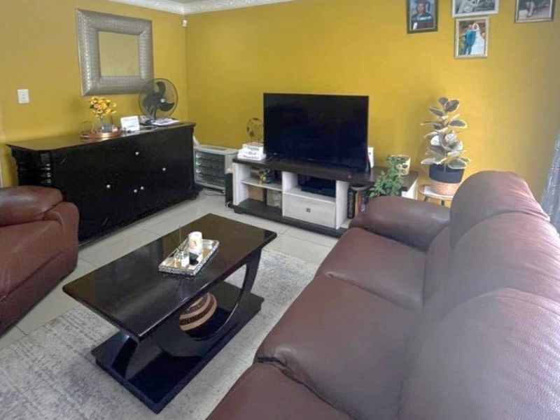Beautiful 3-Bedroom Home with 3 Income-Generating Flats – Kinross - Photo 4