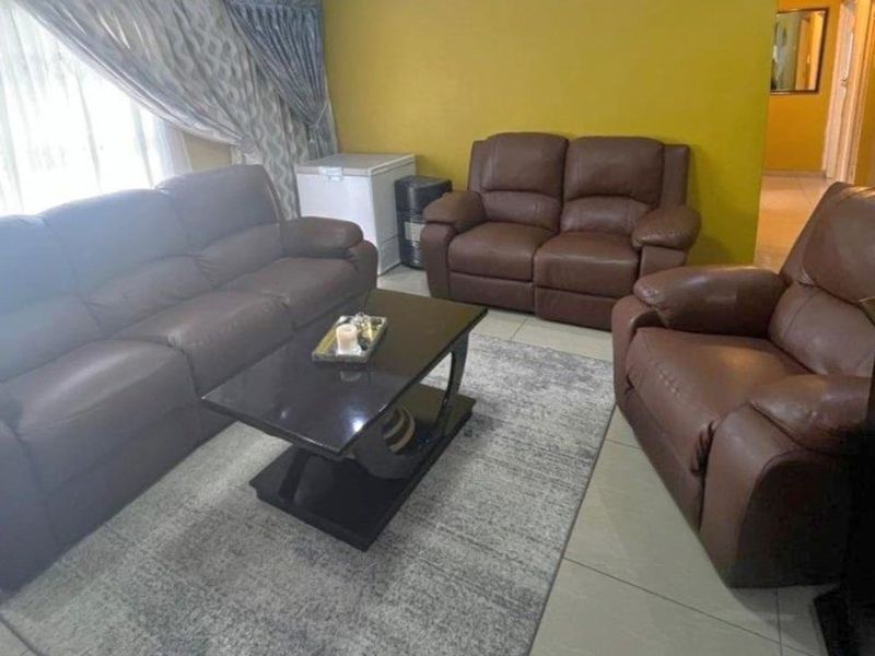 Beautiful 3-Bedroom Home with 3 Income-Generating Flats – Kinross - Photo 3