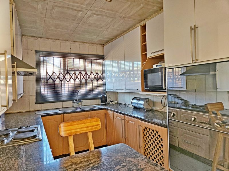 Stunning 3-Bedroom Family Home for Sale in Ebony - Photo 5