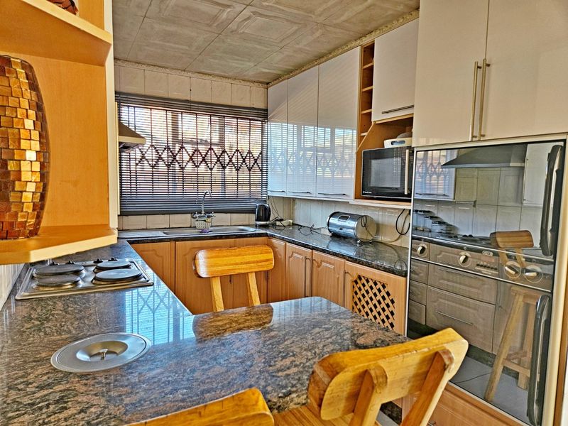 Stunning 3-Bedroom Family Home for Sale in Ebony - Photo 4