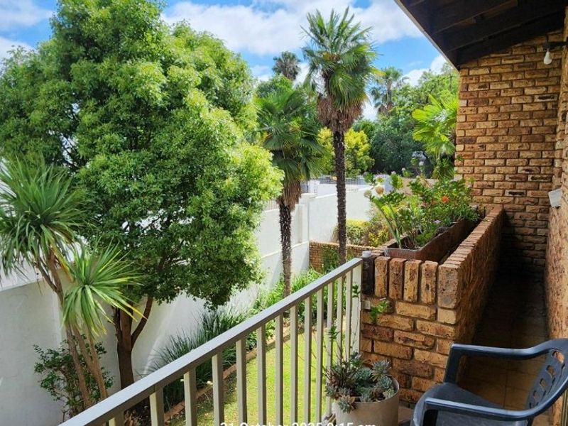 Spacious 5 bedroom Irene Park Home with Pool and Fibre - Photo 4