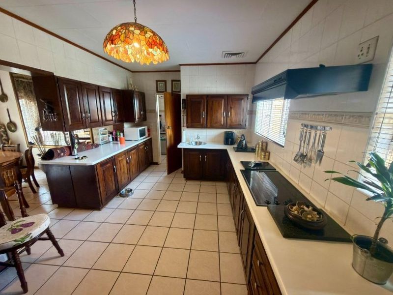 Spacious 5 bedroom Irene Park Home with Pool and Fibre - Photo 2
