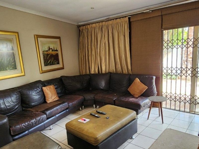Spacious 5 bedroom Irene Park Home with Pool and Fibre - Photo 5