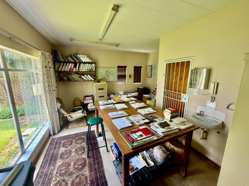 Spacious 5 bedroom Irene Park Home with Pool and Fibre - Photo 10