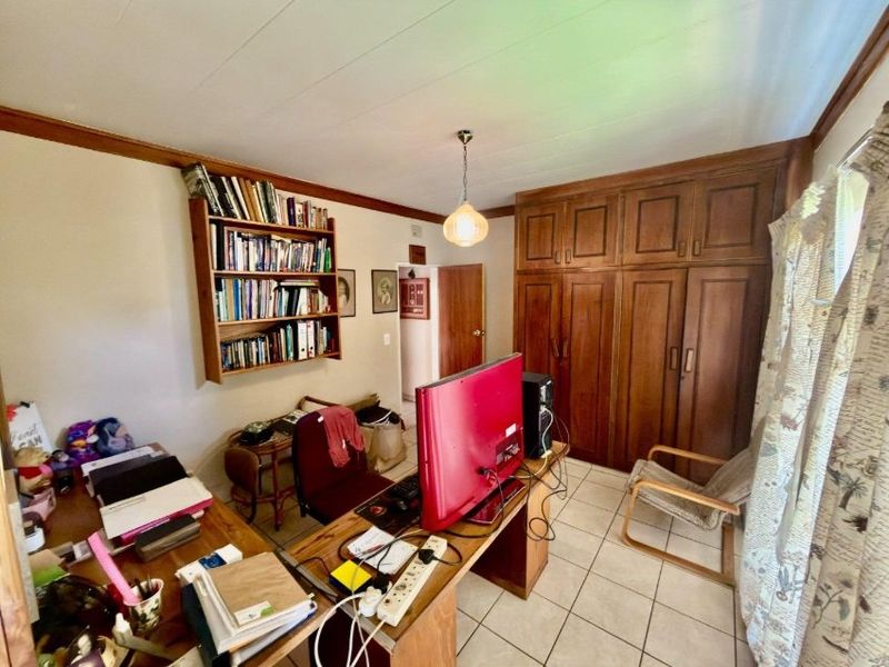 Spacious 5 bedroom Irene Park Home with Pool and Fibre - Photo 9