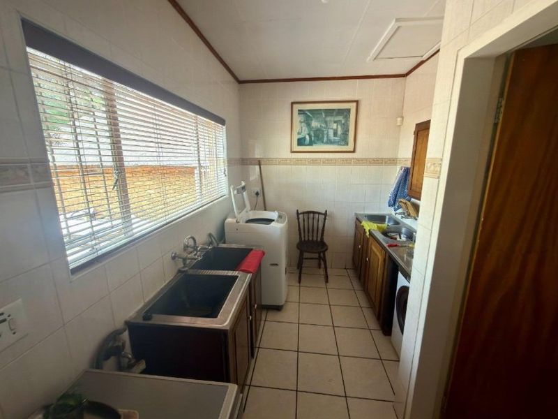 Spacious 5 bedroom Irene Park Home with Pool and Fibre - Photo 8