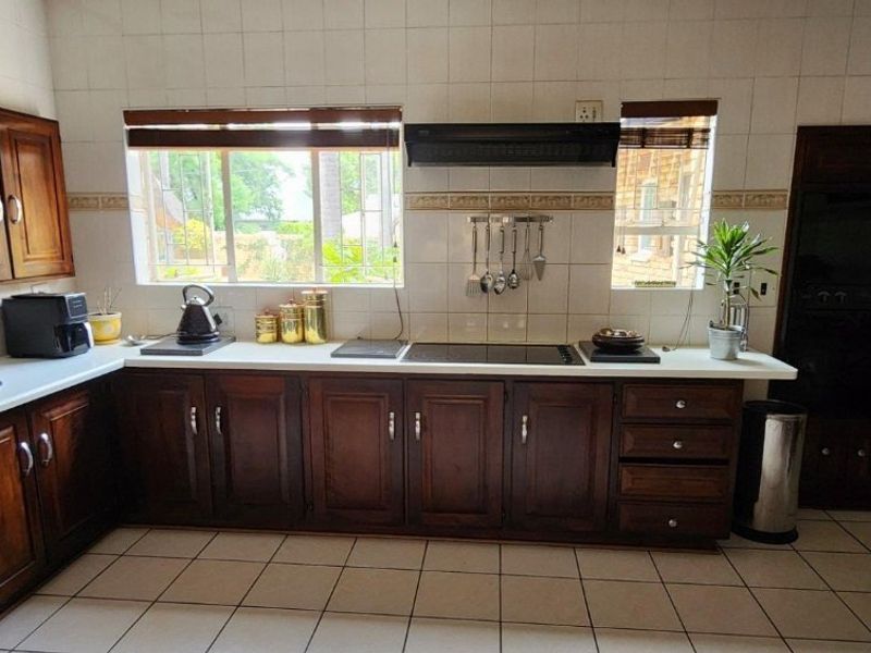 Spacious 5 bedroom Irene Park Home with Pool and Fibre - Photo 7
