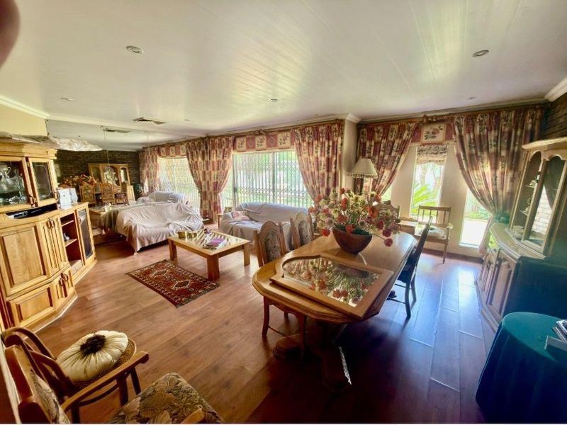 Spacious 5 bedroom Irene Park Home with Pool and Fibre - Photo 6