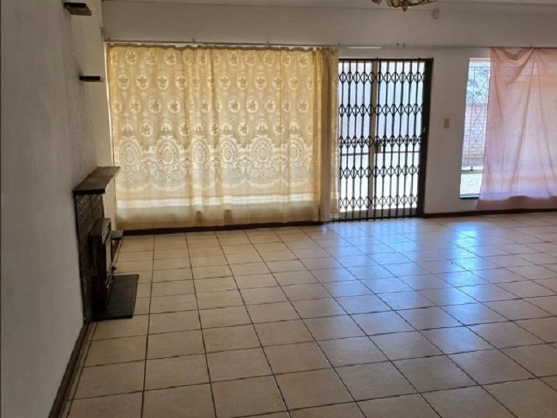 Family home with pool in Flamwood, Klerksdorp - Photo 5