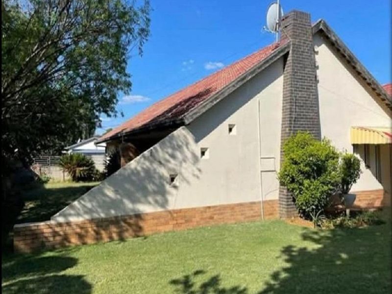 Family home with pool in Flamwood, Klerksdorp - Photo 2