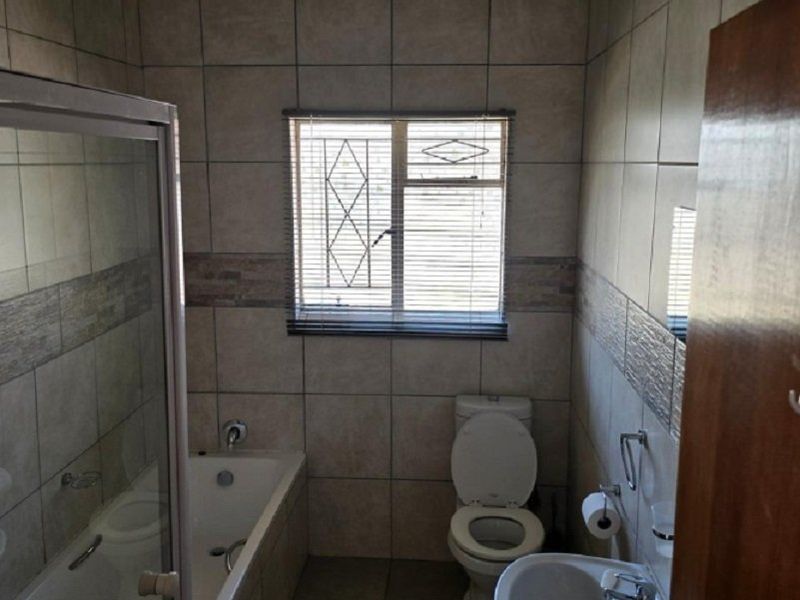 Family home with pool in Flamwood, Klerksdorp - Photo 10